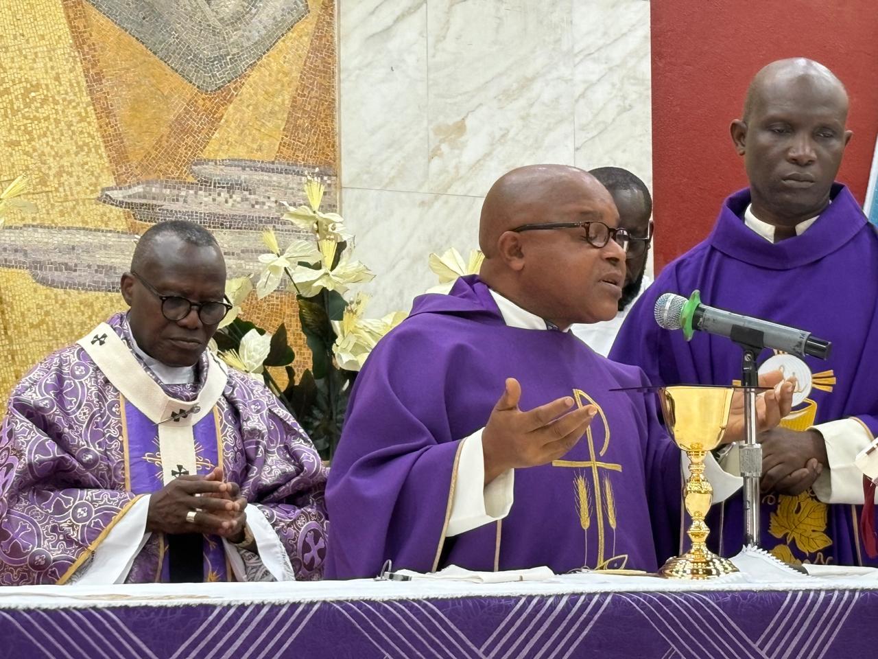 Archdiocesan Curia Holds Thanksgiving Mass Ahead of Christmas Vacation